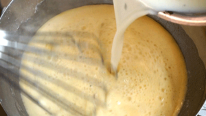 creme_patissiere_etape7 verser le lait chaud sur le mélange œufs, sucre, fécule