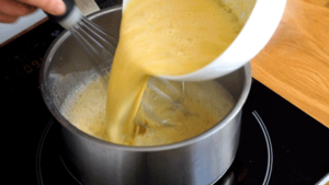 creme_patissiere_etape8 remettre le tout dans la casserole et remuer