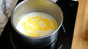 patachoux_etape3 faire chauffer le lait avec le sel, sucre et beurre