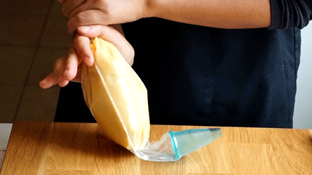 fermer la poche à douille, pousser la garniture jusqu'à la douille