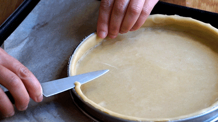 couper le surplus avec un couteau d'office