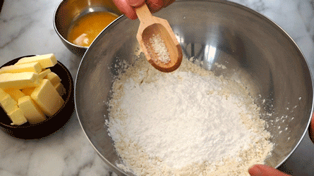 patesucrée_sablage02 mélanger les ingrédients secs de la pâte sucrée ensemble