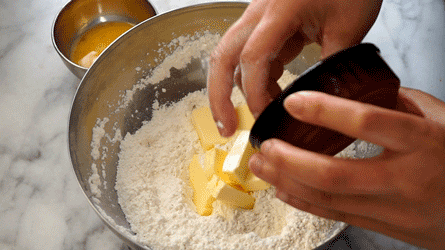patesucrée_sablage03 ajouter le beurre froid dans le mélange