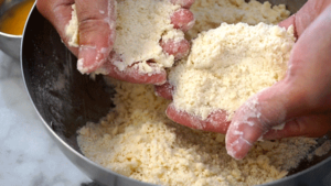 sabler le mélange de la pâte sucrée