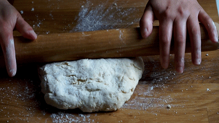 étaler la détrempe de la pâte feuilletée