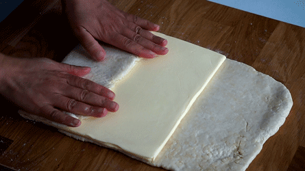 replier les deux extrémités de pâte sur le beurre