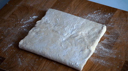 tourner le pâton de pâte feuilletée, la clé à la verticale 