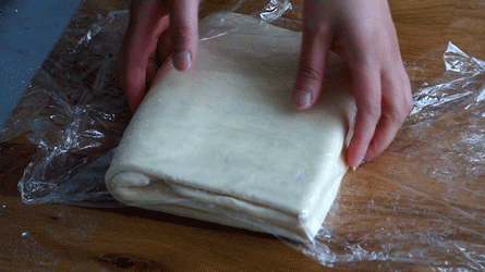 filmez la pâte feuilletée et mettre au frais