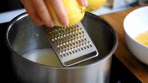 zestez le citron dans la casserole avec le jus