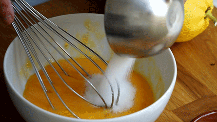 citron_etape2 mélanger les œufs avec le sucre et l'amidon