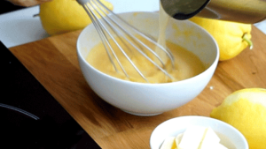 verser le jus de citron chaud sur les œufs