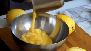 débarrasser la crème citron dans un bol