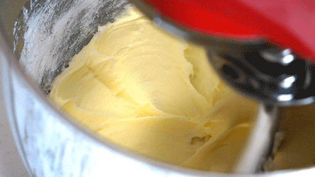 crémer le beurre avec le sucre glace