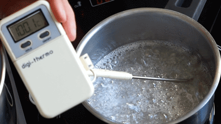 cuisson du sirop de sucre pour la meringue