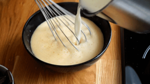 eclairschoco_etape10 verser le lait chaud sur le mélange œufs, sucre, fécule