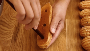 eclairschoco_etape15 percer 3 trous à la surface des éclairs au chocolat