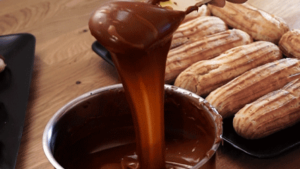 eclairschoco_etape19 faire un filet avec le fondant