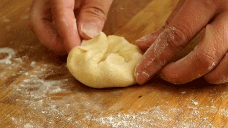 brioche_etape11 aplatir le morceau de pâte, puis replier les extrémités vers l'intérieur