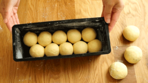 brioche_etape13 placer les boules dans un moule