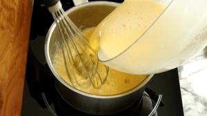 transvaser le tout dans la casserole et cuire de nouveau