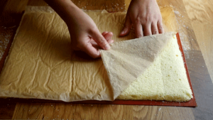 décoller la feuille de cuisson du biscuit