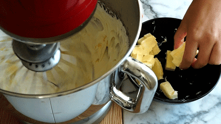 ajouter le beurre pommade dans la meringue