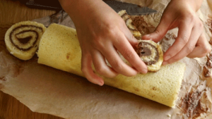 couper les embouts de la buche de Noël