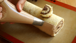 recouvrir la buche de Noël avec la crème au beurre