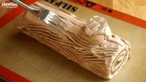 strier la surface de la buche de Noël avec une fourchette 