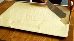 étaler le biscuit sur la plaque_ bis