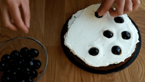 foret-noire_etape13 garnir de crème chantilly et de cerise amarena