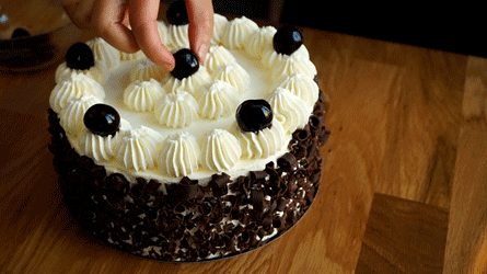 décorer de chantilly et de cerise la forêt-noire