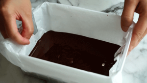 foret-noire_etape6 couler le chocolat tempéré dans un récipient plat
