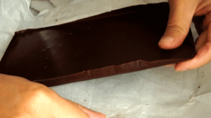 foret-noire_etape7 décoller le chocolat figé du papier