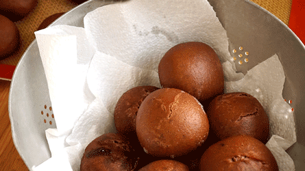 beignet_choco_etape13 égoutter les beignets au chocolat