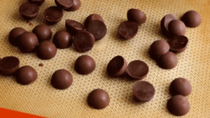 beignet_choco_etape8 démouler les demi-sphère de ganache