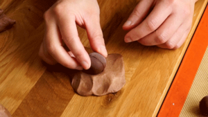 beignet_choco_etape9 aplatir un morceau de pâte à beignet et placer au centre une boule de ganache