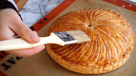 galette_frangipane_etape10 lustrer la galette avec du sirop