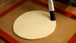 galette_frangipane_etape4 dorer le tour de l'abaisse de galette des rois