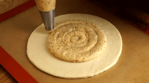 galette_frangipane_etape5 pocher la crème frangipane sur le feuilletage