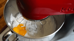 cuillere_etape3 verser les jaune dans la meringue et mélanger à nouveau