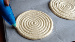 charlotte_aux_poires_etape10 pochage disque de biscuit cuillère