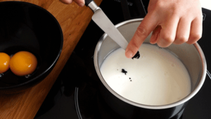 charlotte_aux_poires_etape11 faire chauffer le lait avec la vanille