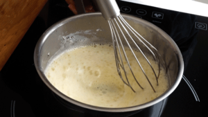 charlotte_aux_poires_etape14 retransvaser le tout dans la casserole et cuire la crème anglaise