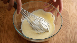charlotte_aux_poires_etape17 mélanger la crème montée avec la crème anglaise