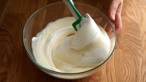 charlotte_aux_poires_etape18 mélanger délicatement avec la maryse la crème montée avec la crème anglaise