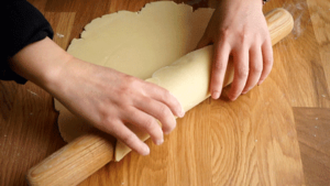 Flan_patissier_etape2 enrouler la pâte sucrée autour du rouleau