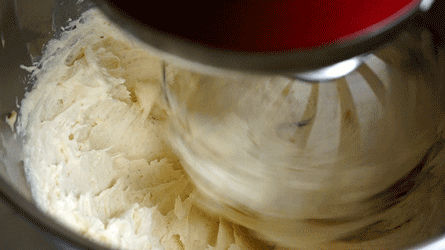 fraisier_etape13 incorporer le beurre pommade et foisonner la crème mousseline