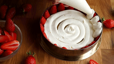 fraisier_etape19 pocher la crème mousseline au dessus de la génoise du fraisier