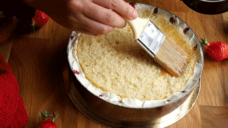 fraisier_etape23 remettre un biscuit génoise et imbiber -le de nouveau